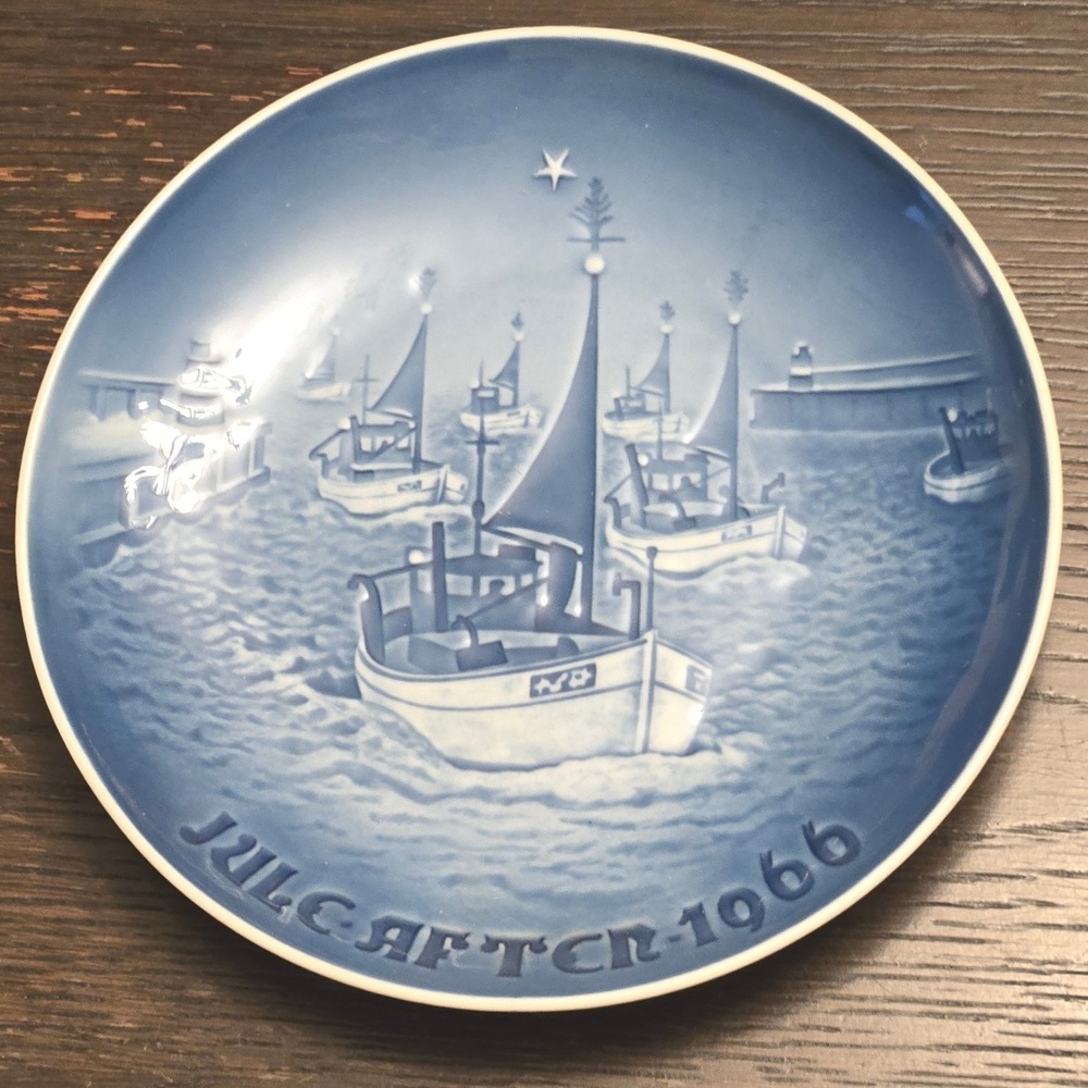 1966 Bing‎ & Grondahl Home for Christmas Blue White Porcelain Collector Plate